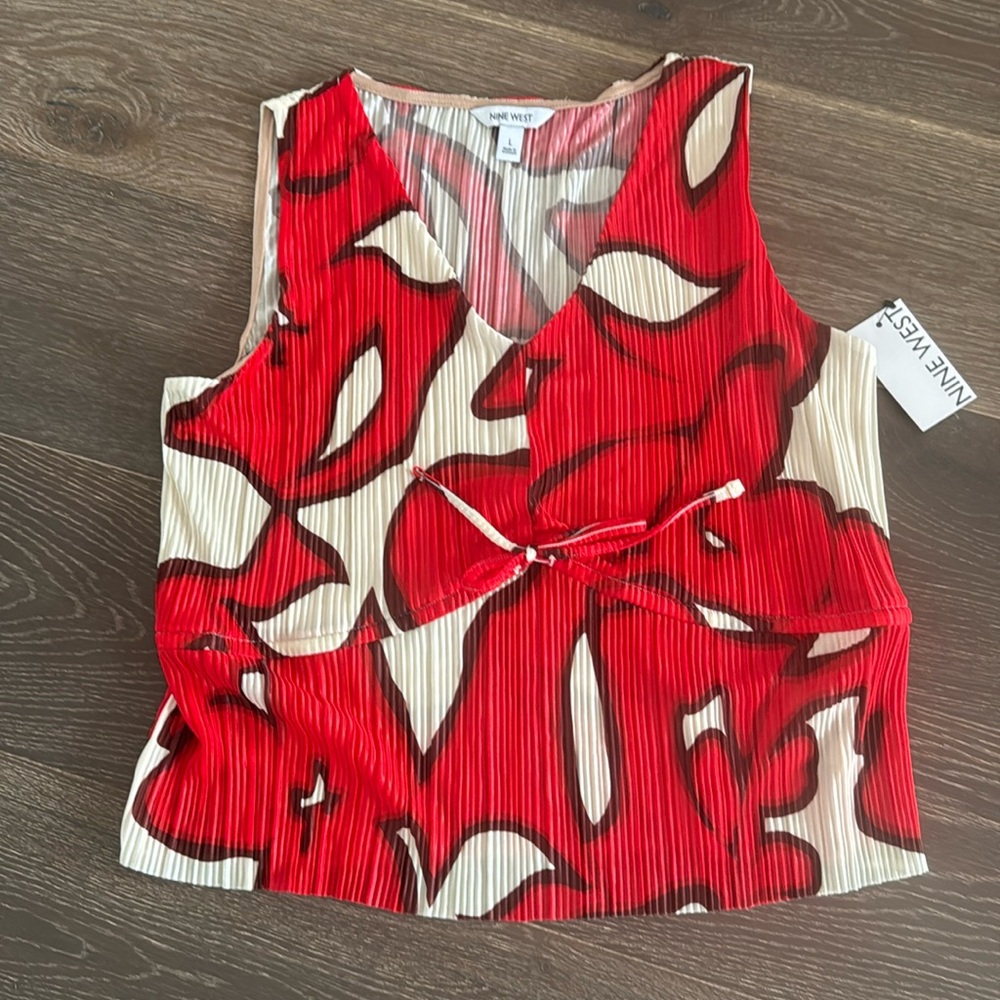 NWT! NINE WEST pleated red / white beautiful abstract design. Size L.